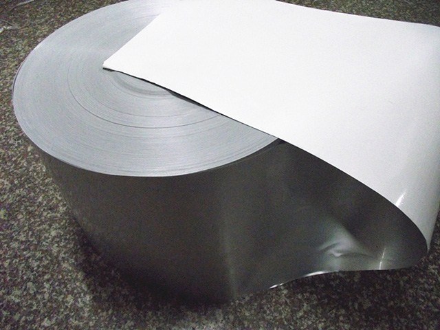 Roll lining material induction seal ,one piece type